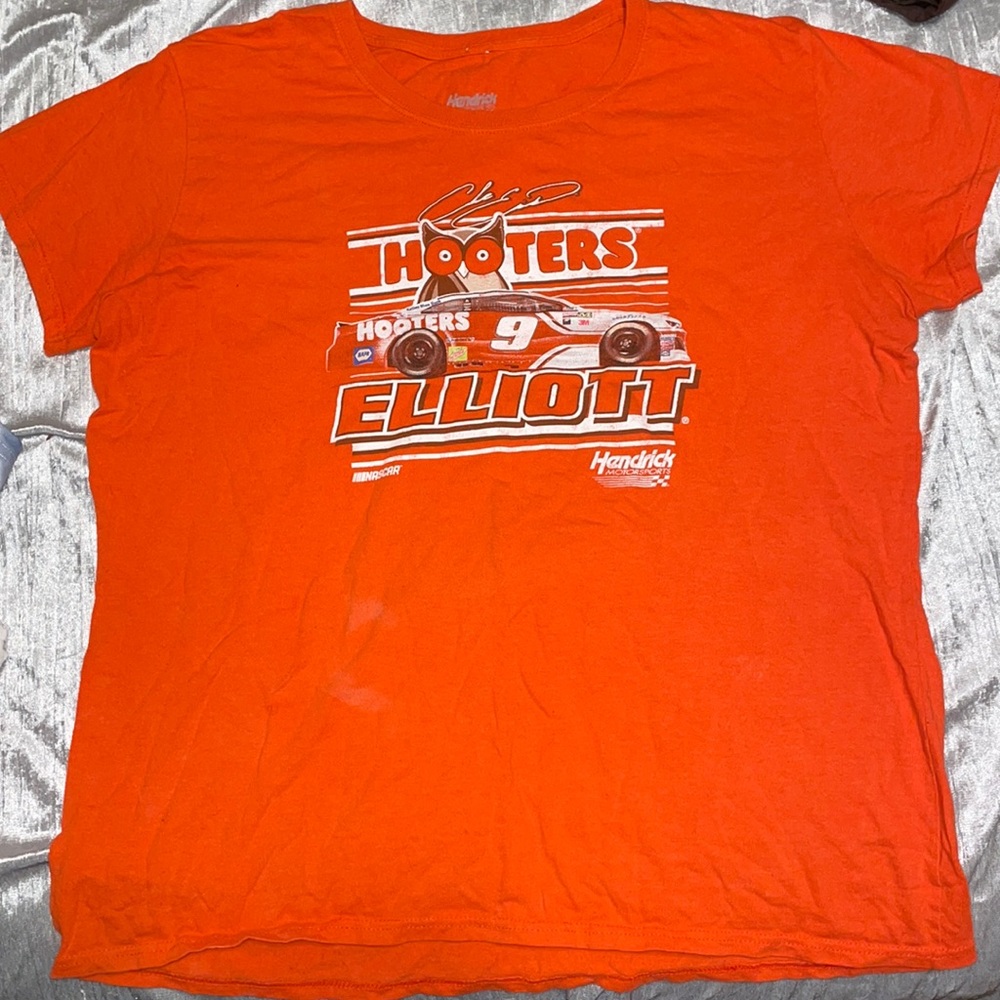 Hooters tee